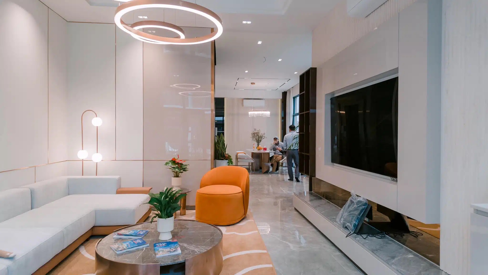 Homestay là sự lựa chọn phù hợp cho khách hàng có nhu cầu lưu trú ngắn hạn nhưng vẫn phải đảm bảo đầy đủ các yếu tố tiện nghi như bếp, máy giặt, tủ lạnh...mà khách sạn không có